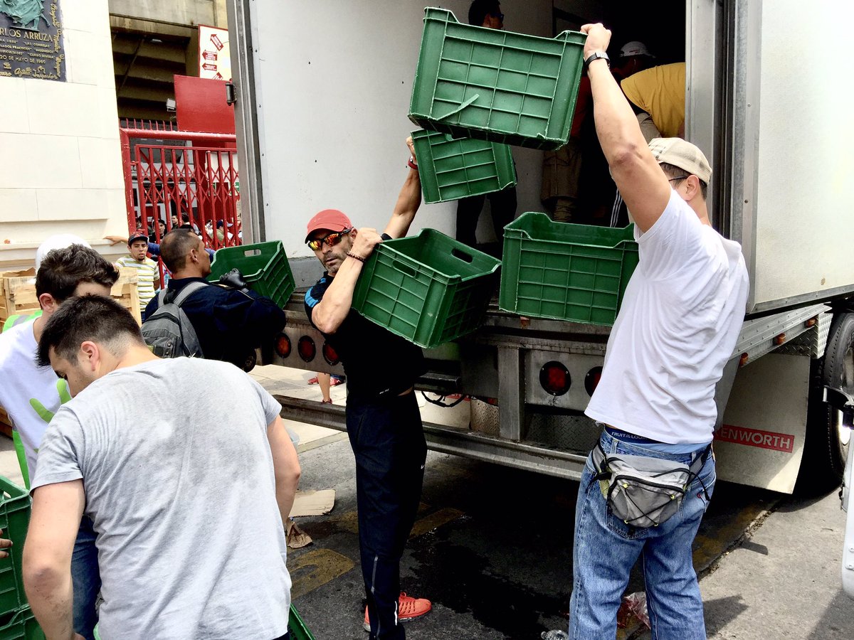 LaPlazaMexico's tweet image. El DT del @Cruz_Azul_FC "Paco Jemez" en La Plaza México apoyando y solidarizándose con el pueblo mexicano.🇲🇽