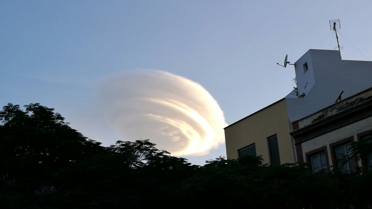 atlantico_hoy's tweet photo. ¿Has podido ver la nube con forma de nave que cruza Santa Cruz de Tenerife? Les dejamos estas espectaculares imágenes #CielodeCanarias https://t.co/BgDDtaqCbh