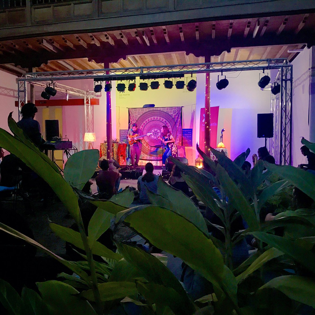 Los ritmos y voces de Banadú llenan el <a href="/SanMartinCCC/">San Martín</a> en un #SofarSound increíble. #Heineken #incabe 🍺🎶