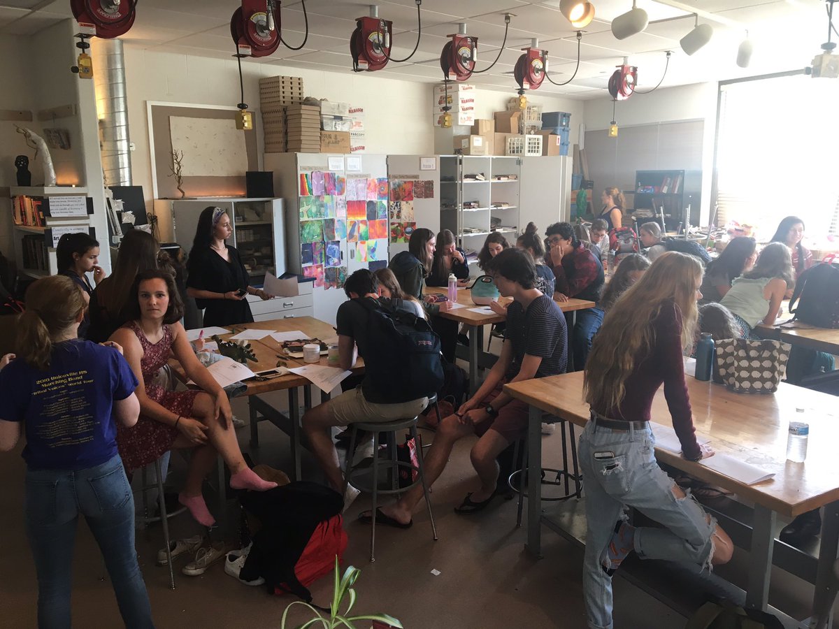 uhs_nahs's tweet photo. First NAHS meeting of the year was packed!! Looking forward to sharing art with our community! #uhsmindset #uareworldclass #Uhsnahs https://t.co/jKkPxZsI2n