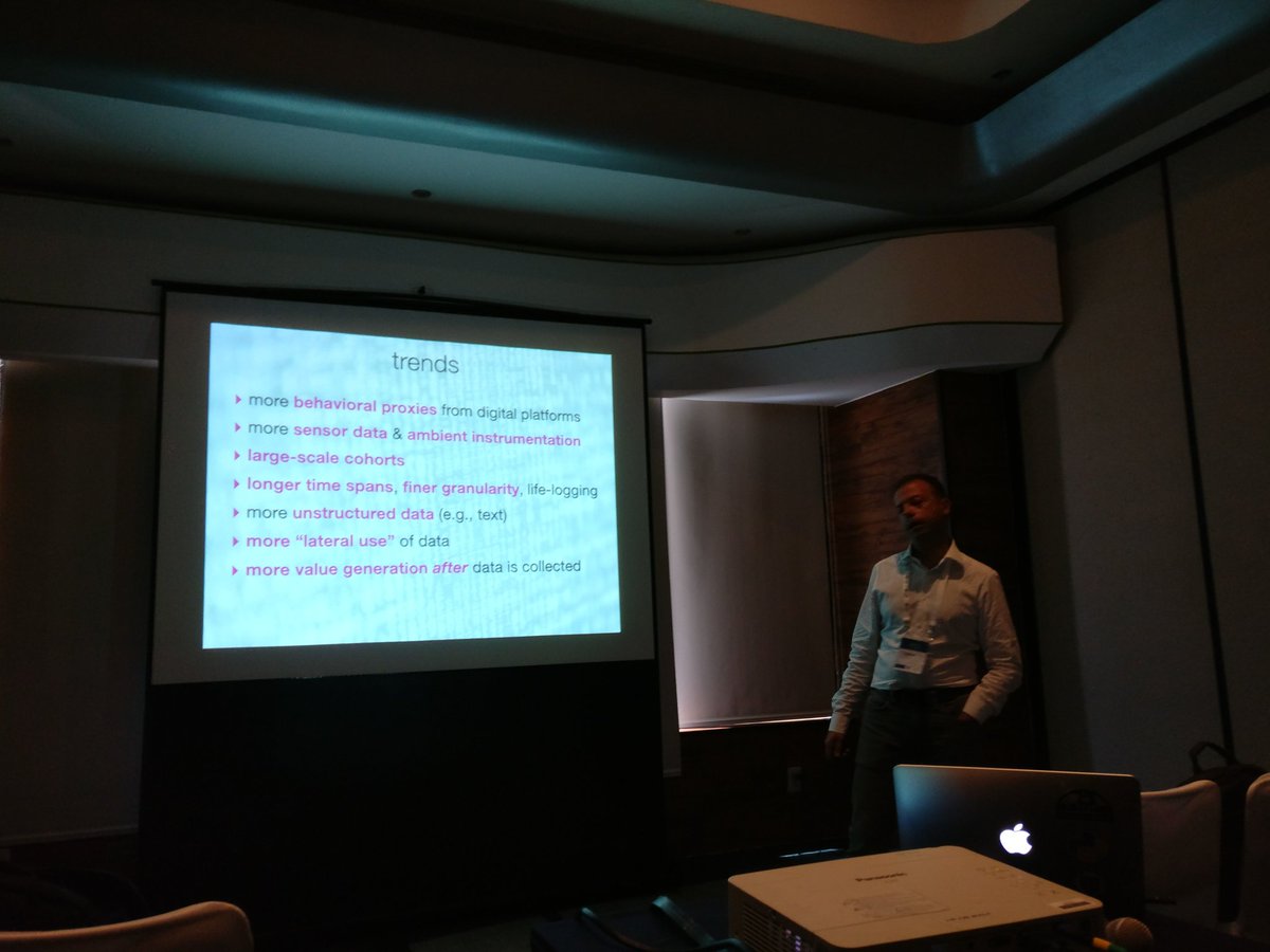 DirkBrockmann's tweet photo. @ciro cattuto now presenting on #digitalepi at #CCS17 https://t.co/2gavRstG2V