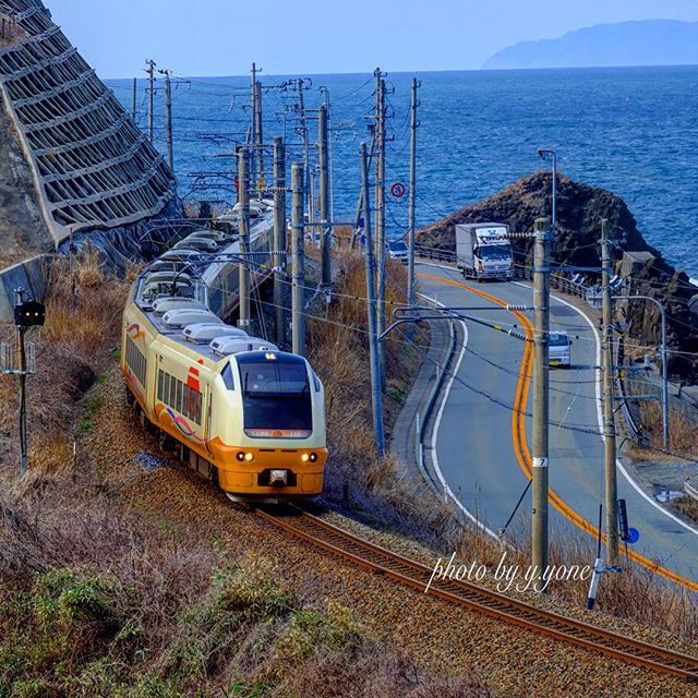 今日の十津川警部は鶴岡が舞台。 確かに新庄経由より新潟経由の方が近い。 トリックのキーはその辺になるのかな。 #e653系 #特急いなほ #西村京太郎サスペンス #十津川警部 #撮り鉄 #鉄ヲタ #trainspotting #railstagram #railfan https://t.co/HEtNluErXE 1