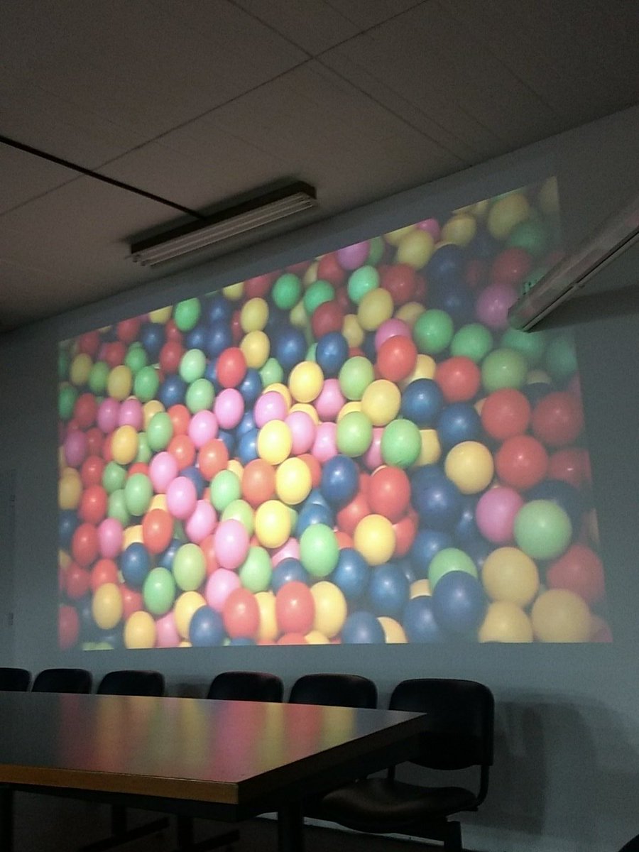 estebanmulki's tweet photo. Creo que la @facetuntoficial tiene el proyector más mejor de todos los que usé en universidades locales. https://t.co/U2PDQTfRRM
