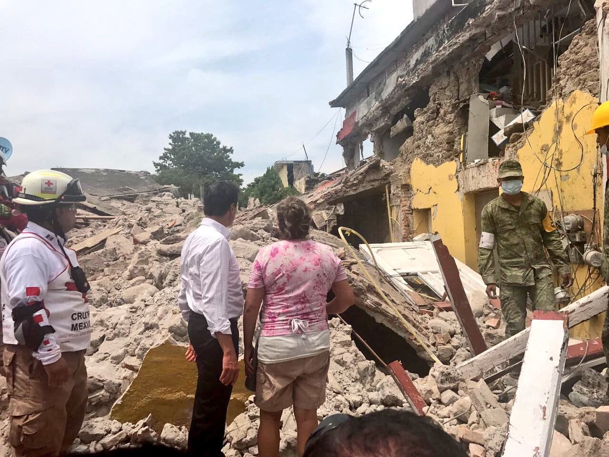 osoriochong's tweet photo. Con el Presidente @EPN recorrimos las calles de Jojutla, Morelos para evaluar daños, escuchar y atender a la población. #Sismo #FuerzaMéxico https://t.co/NaN9omReIY