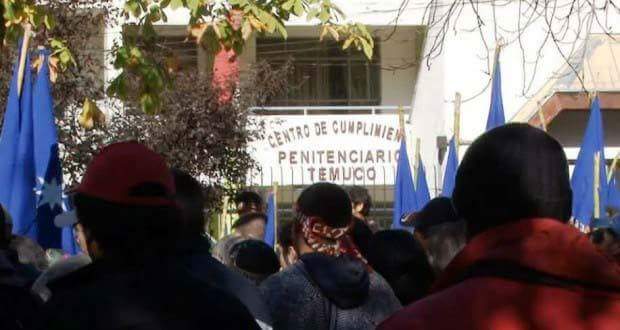 Chileokulto's tweet photo. Urgente Ahora: Presos Mapuche huelga de hambre son trasladados desde cárcel Temuco a Hospital... https://t.co/Mrl7VW6ISK https://t.co/1GxHzoAgUo