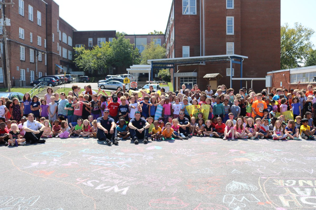 ChattFireDept's tweet image. Another successful Wash Away Hunger event @CSAS today. Love their enthusiasm! Thanks for collecting the food! #ChattFire @coffelt_kelly