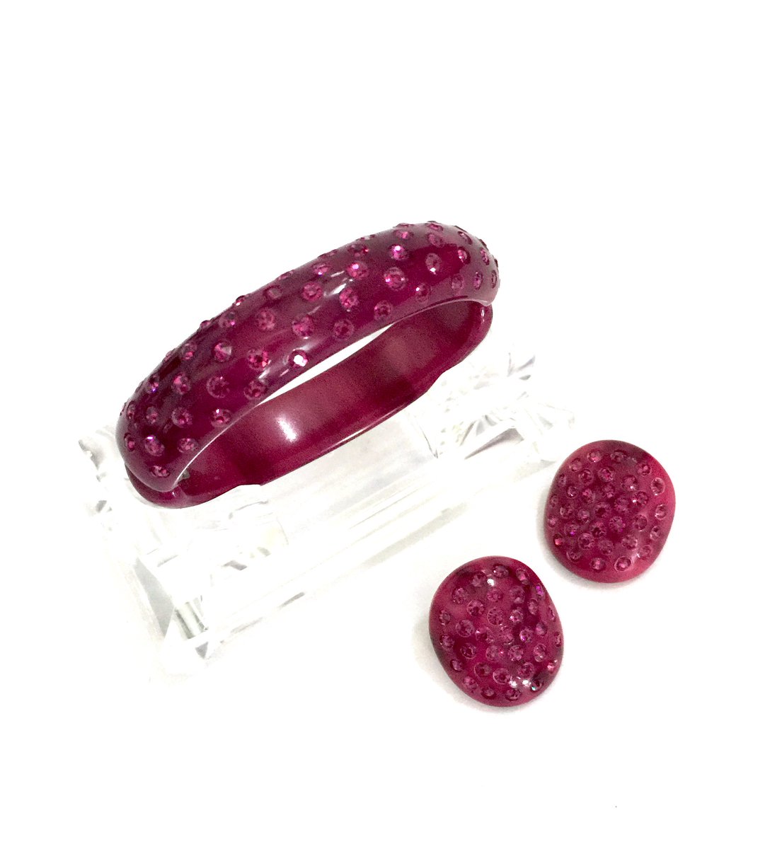 VintageImagine's tweet photo. https://t.co/IgodagUimd

Rare Weiss Magenta Thermoplastic Demi

#plsfollow4updatesNsales #newdaily #etsyretwt #signedWeiss #vintagefashion https://t.co/nkyvPNVLy2