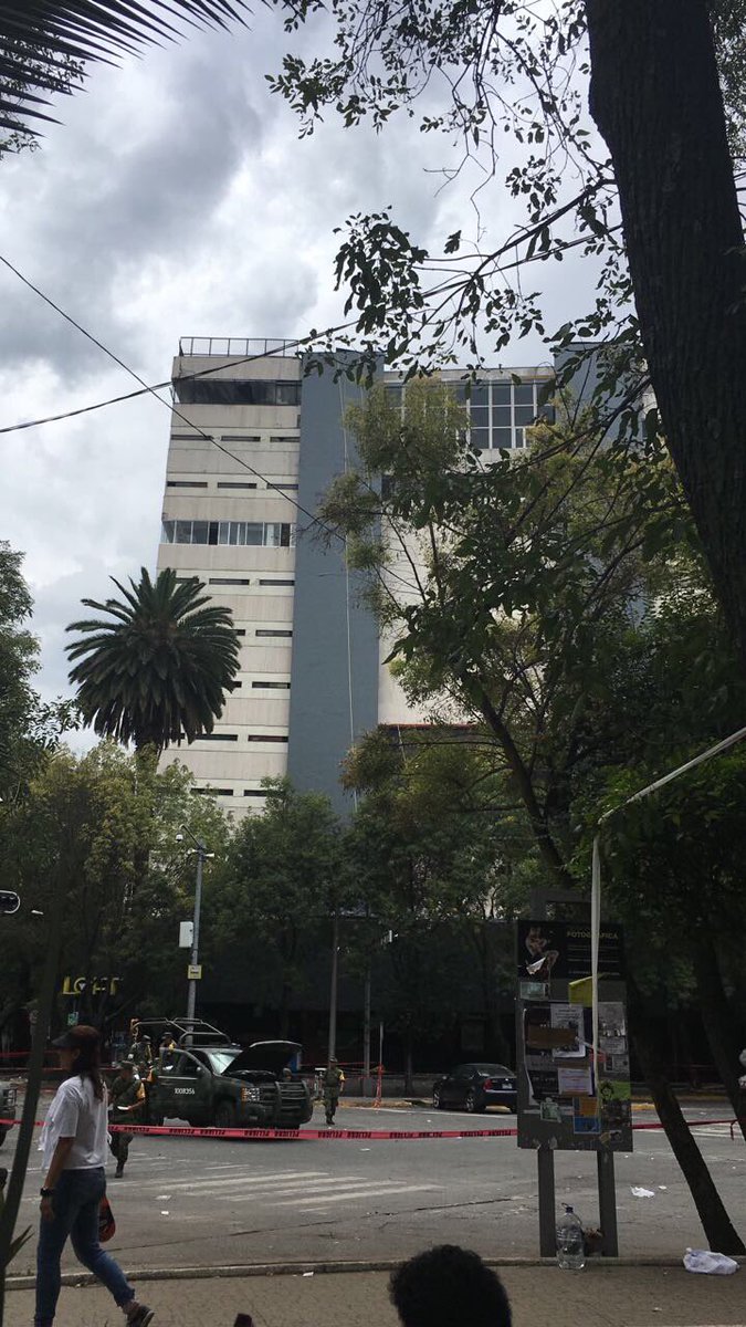 Acordonan El Plaza Condesa por fuga de gas y riesgo de colapso