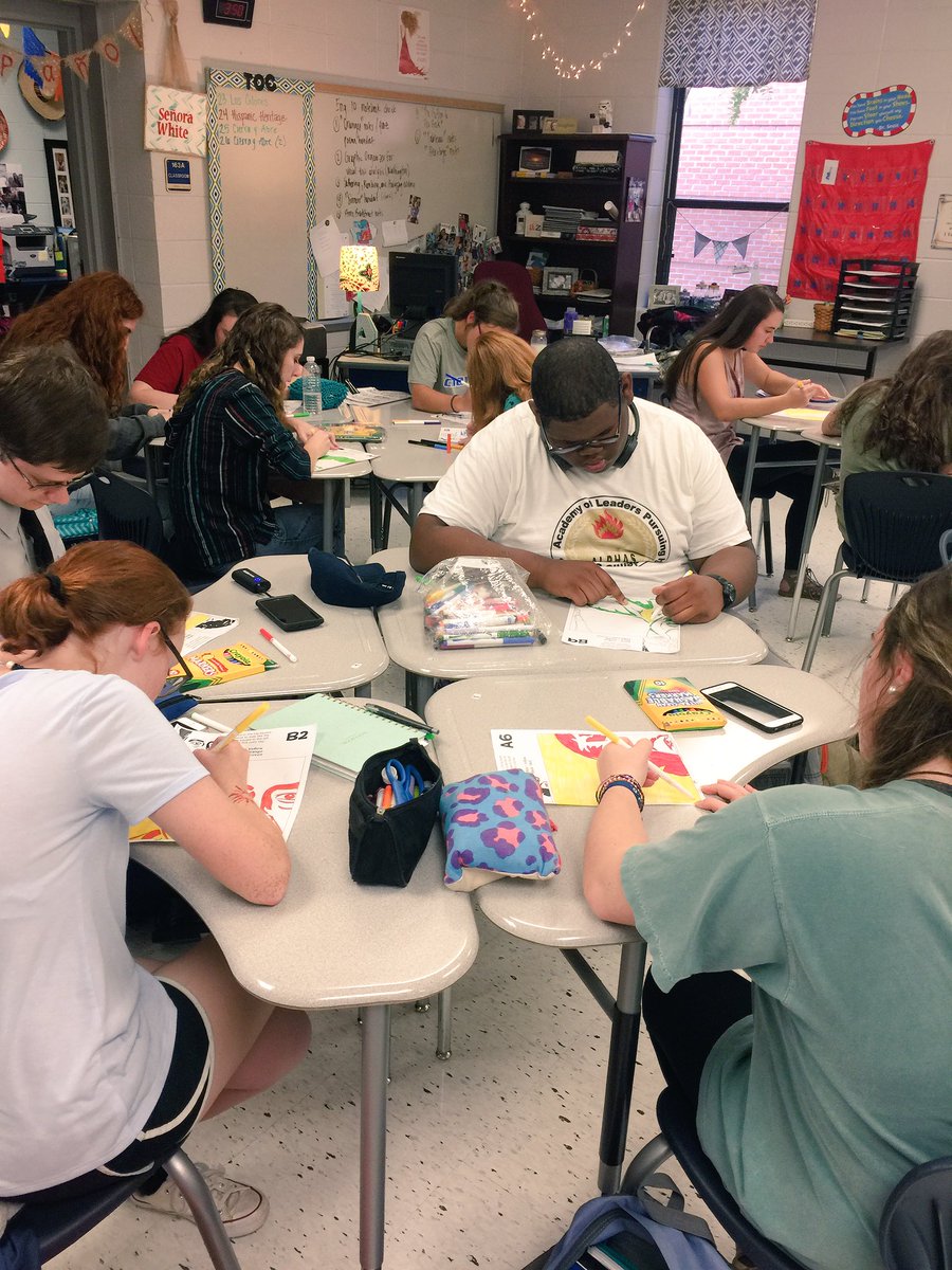 SenoraLSWhite's tweet photo. El Club de español 🇲🇽🇳🇮 🇨🇷 🇵🇦 🇬🇹 #HispanicHeritageMonth #collaborativemural https://t.co/xAAeB17M7T