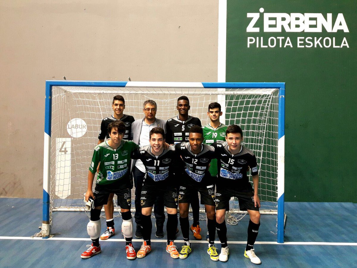 luisminieto_'s tweet photo. Moi contento polo debut oficial co Burela FS e os dous penaltis parados #Seguimoscrecendo #Thechefiscooking 🤙🤙💪💪 https://t.co/GTUvdSKL2M