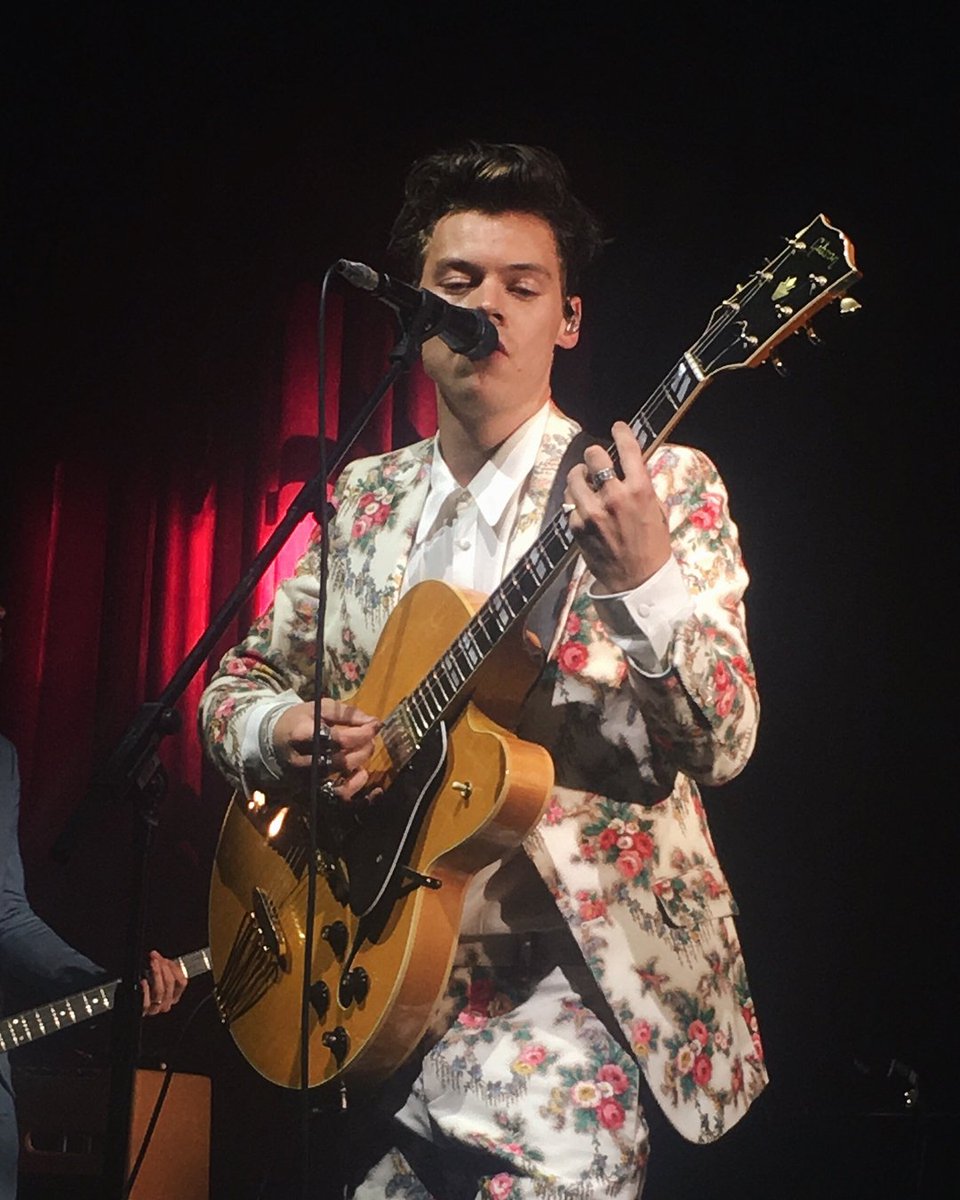 HStylesInfo's tweet photo. 📷[19/09] || Harry Styles em San Francisco #8-9 (xczarmainee)
#HarryStylesLiveonTour https://t.co/0WrYeVj0YY