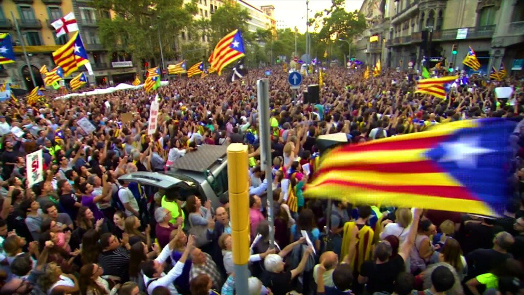 som3cat's tweet photo. 20S, una jornada per recordar: molta intensitat política, però també emocions col·lectives a flor de pell ▶️ https://t.co/29Maxoz5LX #20STV3 https://t.co/r5WOqqT5hw