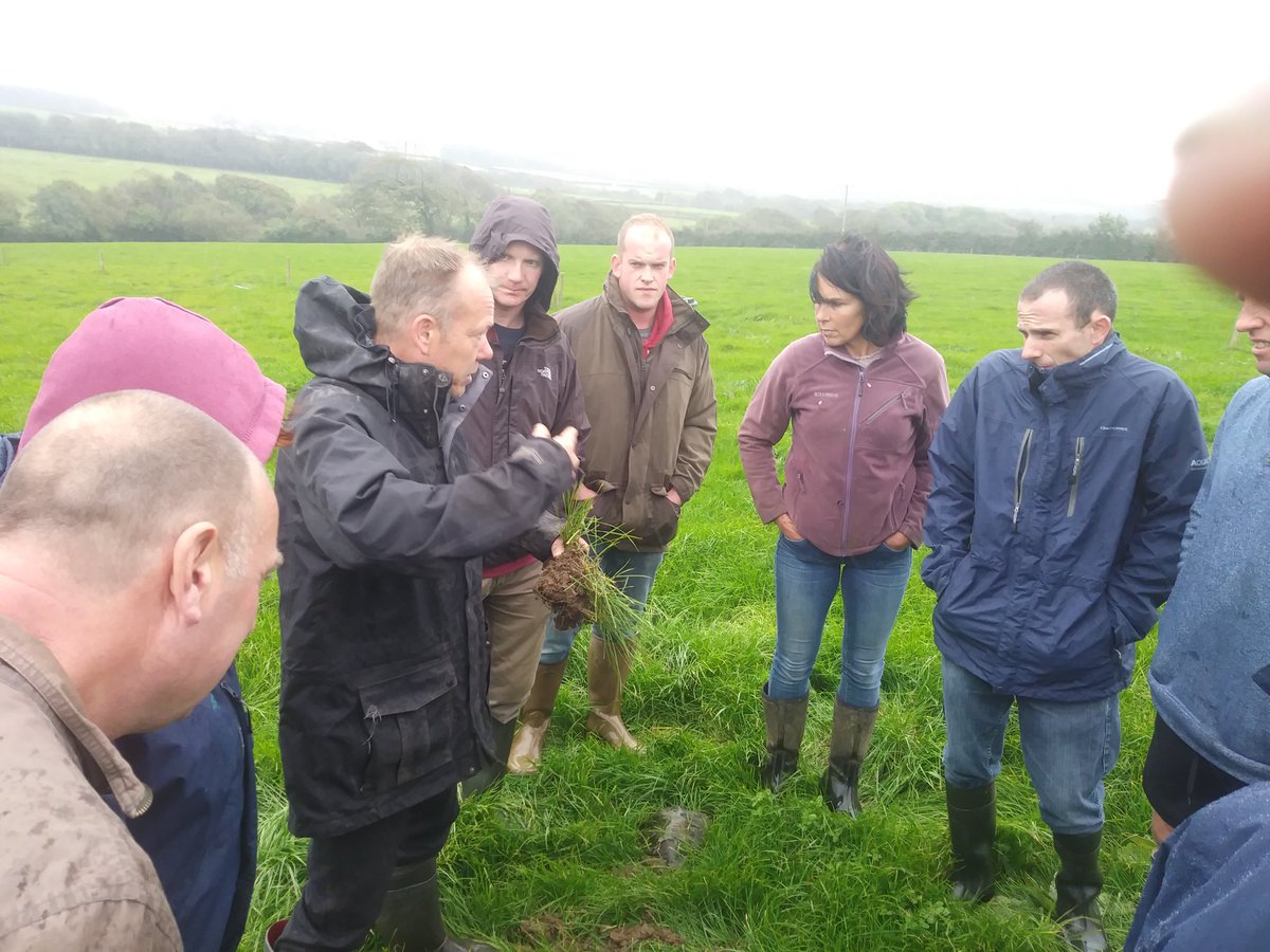 RJTFarming's tweet image. Good day with #grassmasters braving the wind and rain of Launceston discussing soils and fertiliser.