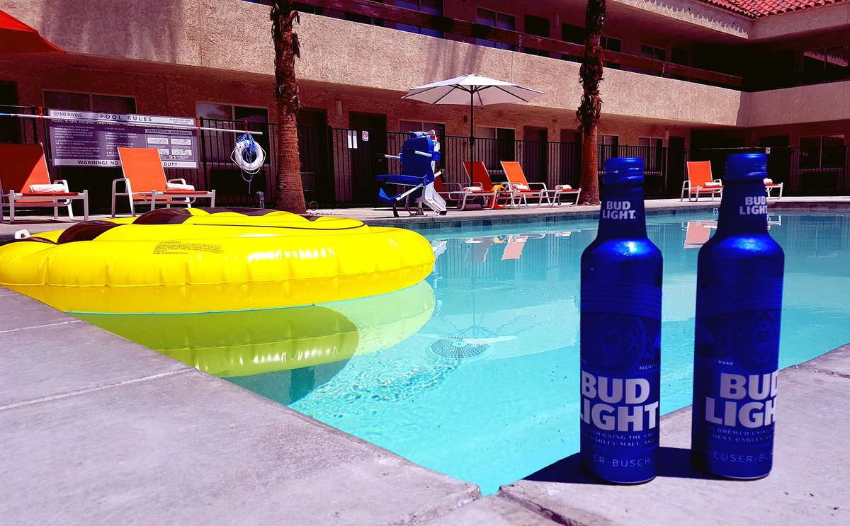 Is it the #weekend yet? #atthemonroe #PalmSprings #humpday #poolside #cheers #summer #travel