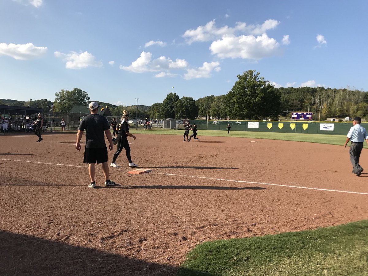 RossBullington's tweet image. @oakvarsoftball @OHS_Tigers #SolidDefense keeps the #GoTigers in the lead 4-0 after 2 #msdr9
