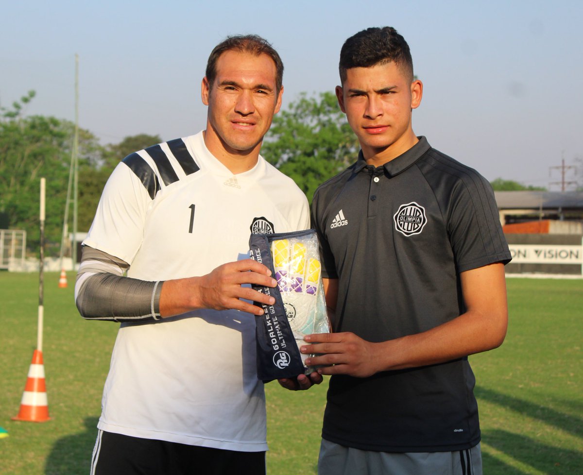 FormativasO's tweet photo. ¡El portero Daniel Azcona, donó guantes a los arqueros de @OlimpiaFormas desde la Sub de 14 hasta la Sub 19!
#VamosOLIMPIA https://t.co/UNuehDgVTs