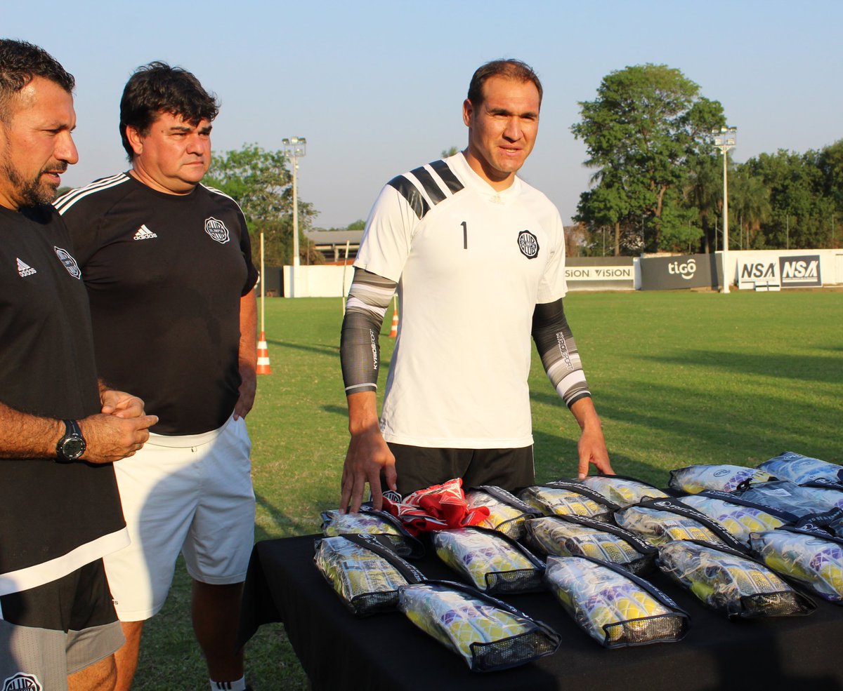 FormativasO's tweet photo. ¡El portero Daniel Azcona, donó guantes a los arqueros de @OlimpiaFormas desde la Sub de 14 hasta la Sub 19!
#VamosOLIMPIA https://t.co/UNuehDgVTs