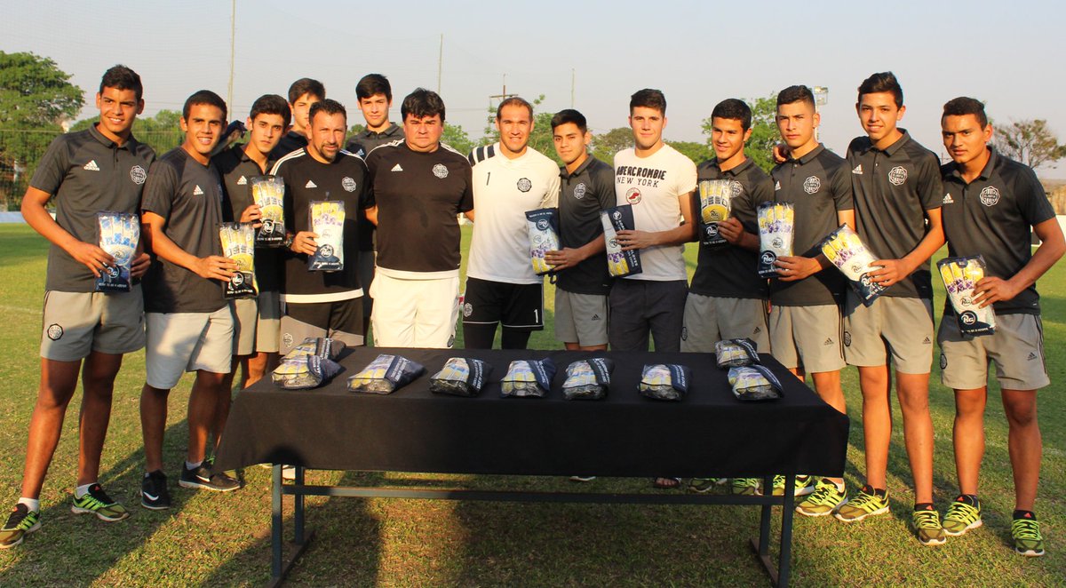 FormativasO's tweet photo. ¡El portero Daniel Azcona, donó guantes a los arqueros de @OlimpiaFormas desde la Sub de 14 hasta la Sub 19!
#VamosOLIMPIA https://t.co/UNuehDgVTs