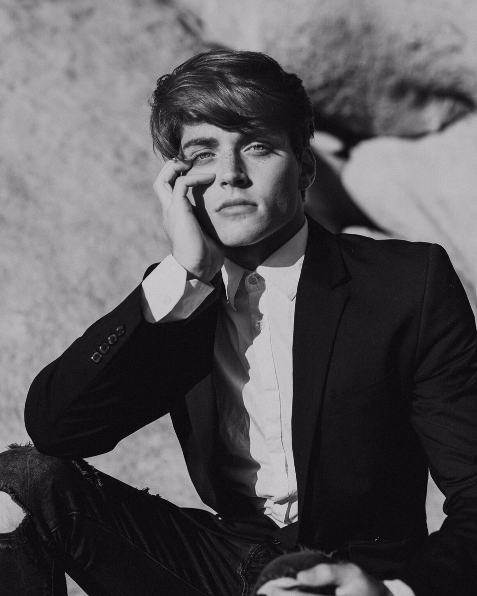 artbyecm's tweet photo. Lost in your light,baby ✨✨ @froynextdoor ❤️❤️#FroyIsAmazing https://t.co/7BuP4e5sXC