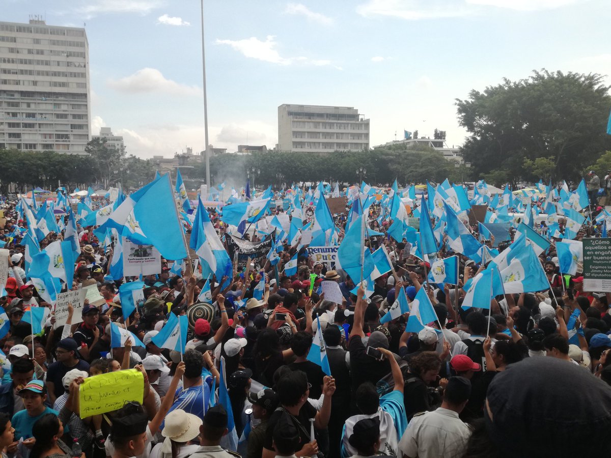 sonora969's tweet photo. Miles de personas se encuentran solicitando la renuncia de los diputados  que votaron por la aprobación de las reformas al Código Penal. https://t.co/3yQejCwVS4