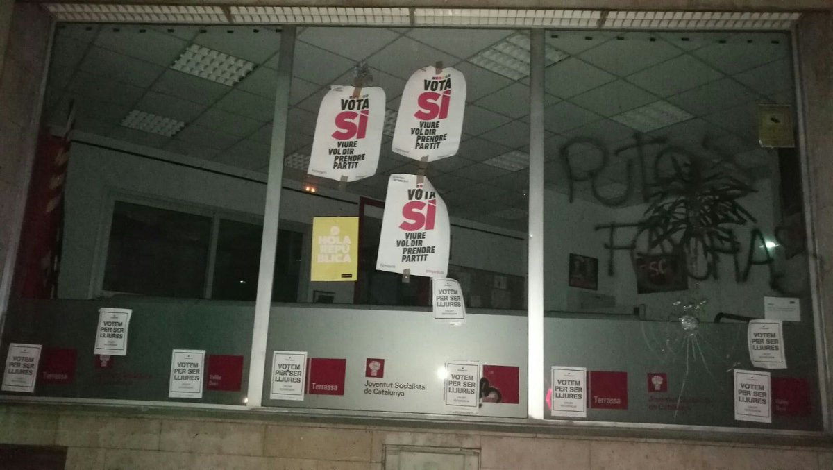 Terrassa esta noche. Cerca de diez sedes de <a href="/socialistes_cat/">Socialistes PSC/❤</a> con pintadas (y ya dos con cristales rotos) en dos días
