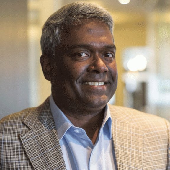 AWS_Rascon's tweet photo. @NetApp George Kurian guest CEO talking about #DataDriven to the future business leaders of tomorrow at NC State. #BTSU #NTAP17 @NetAppGov https://t.co/kfZQIu17YO
