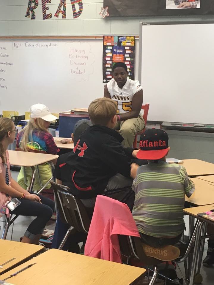 JoCoLaReads's tweet photo. JC Football supporting JC Reading!  One team. One ❤️beat.
#damesferry #superjcss #jocolareads https://t.co/mJqqgddWna