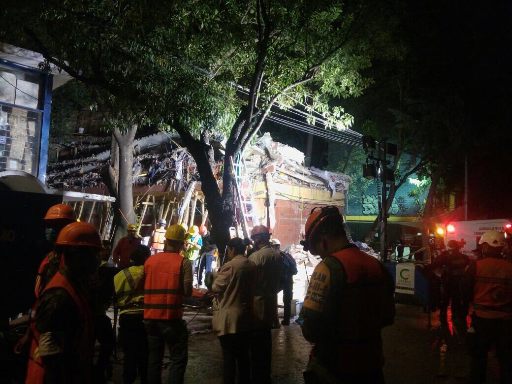 Alcaldia_Coy's tweet photo. #Buenas noticias hace unos momentos fue rescatada con vida una niña de 8 años en la U.H Tlalpan. #EsperanzaDeVida https://t.co/IqEdVdySV6