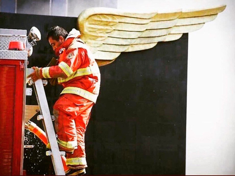 sopitas's tweet photo. La historia de la foto del bombero con alas que se viralizó (y no es de México) https://t.co/vgpGAQevLn https://t.co/lGFmxP1tel