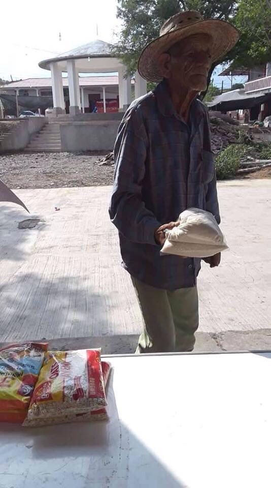 adelarosa's tweet photo. Los que menos tienen dan hasta lo que ellos mismos necesitan.

Me quito el sombrero..

Parte el corazón. https://t.co/gdbGjhbhEq