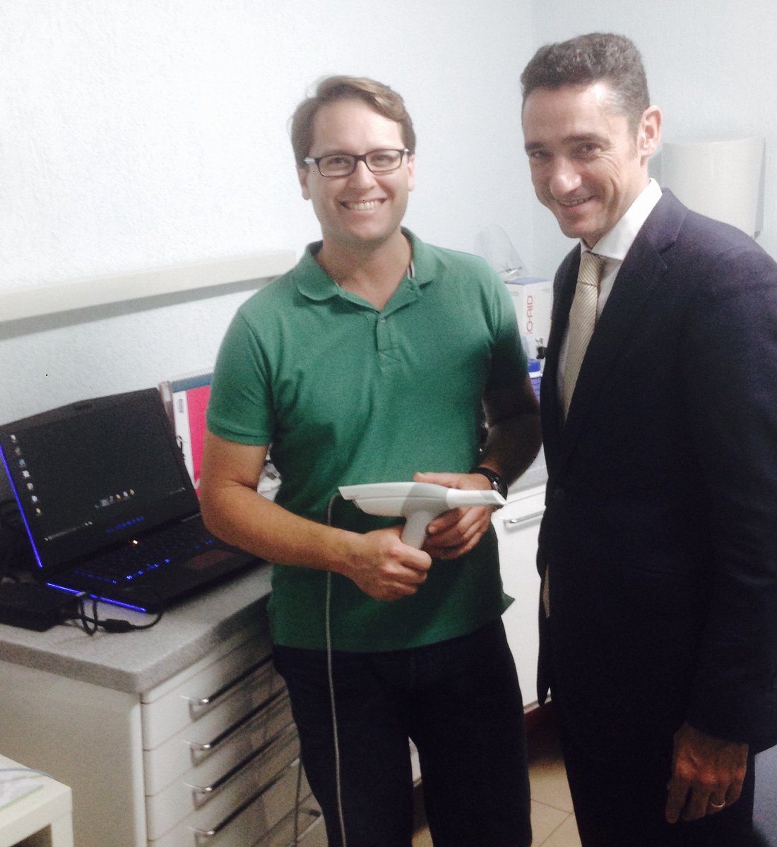 SalvaGallardoC's tweet photo. Hoy visita de soporte para ver cómo vamos funcionando con #trios3 #3shape. Gracias a @AvinentImplant @3Shape https://t.co/pfugLbVoiv