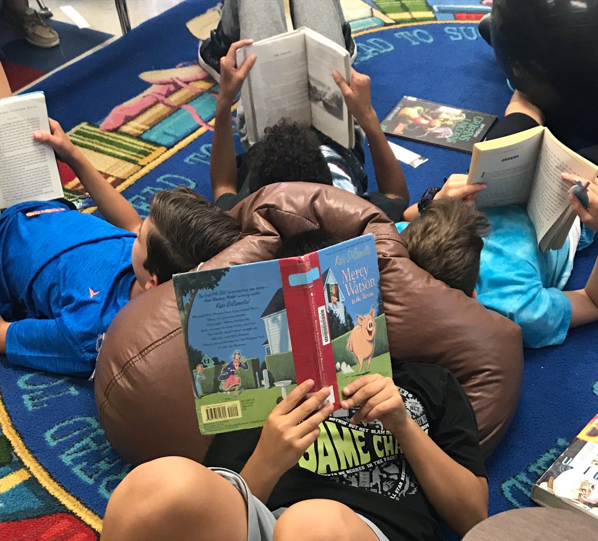 corgisandcoffee's tweet photo. Good books and flexible seating make these 5th graders very happy! #5thgradereads #huebnerhuskies @happytobeahusky @darynpolanco https://t.co/IWE0Qbnzv5