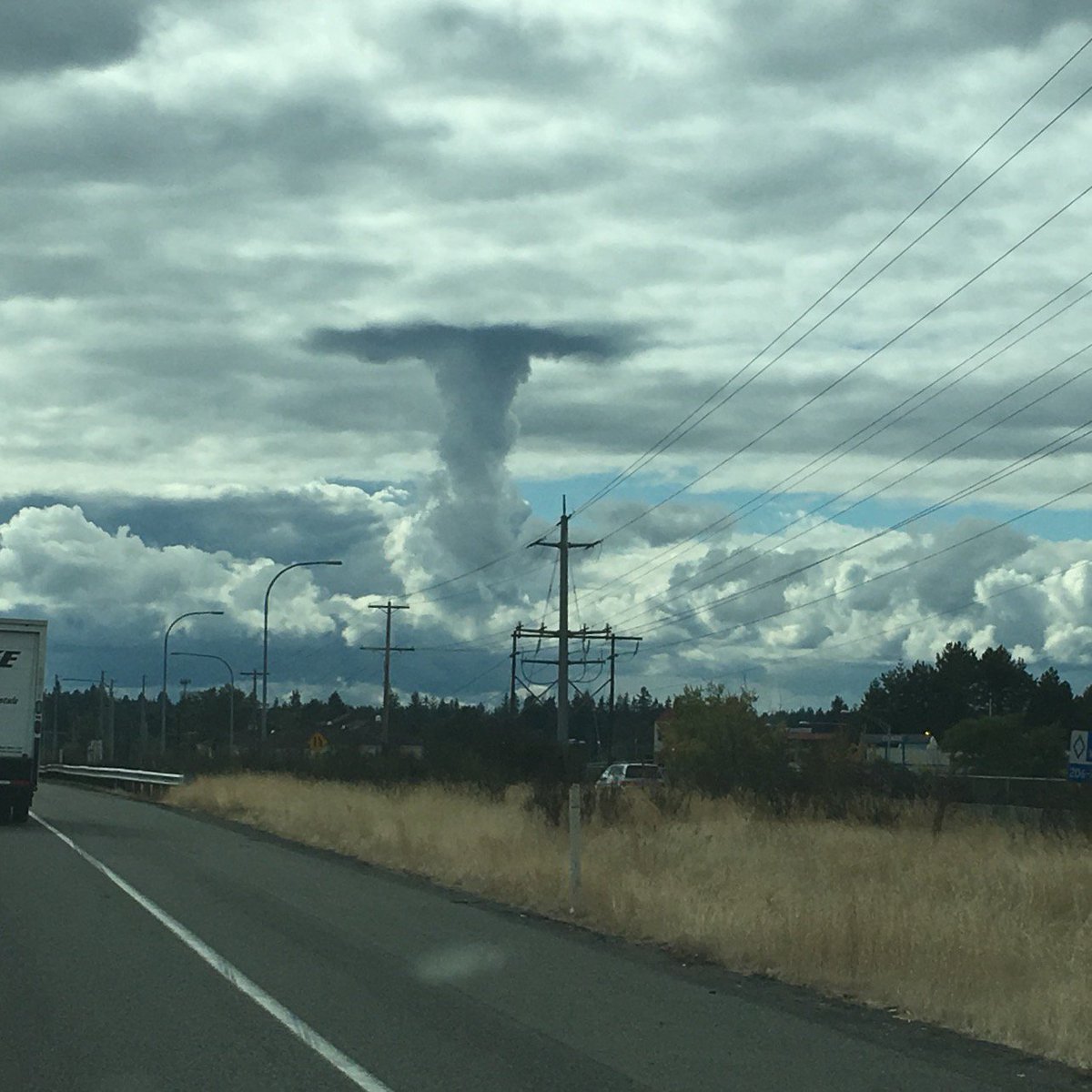 KING5Seattle's tweet image. Another crazy cloud sighting! This one near Edmonds, taken by Amy Dennis #k5weather kng5.tv/1R9Ukvf