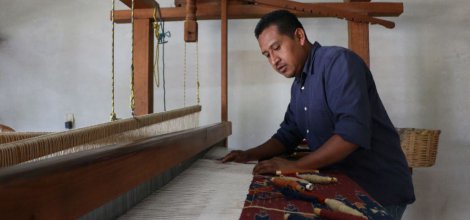 Porfirio Gutierrez weaving