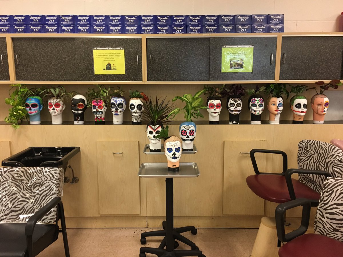 CosmoBCTHS's tweet image. Great day today practicing our makeup skills