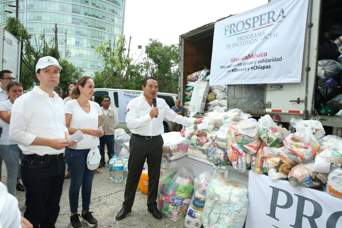 paula_hdz's tweet photo. Hoy entregamos al @difchiapas muestra del esfuerzo del personal y #MujeresPROSPERA para beneficio de los afectados por el sismo https://t.co/Hhd6MIiFgC