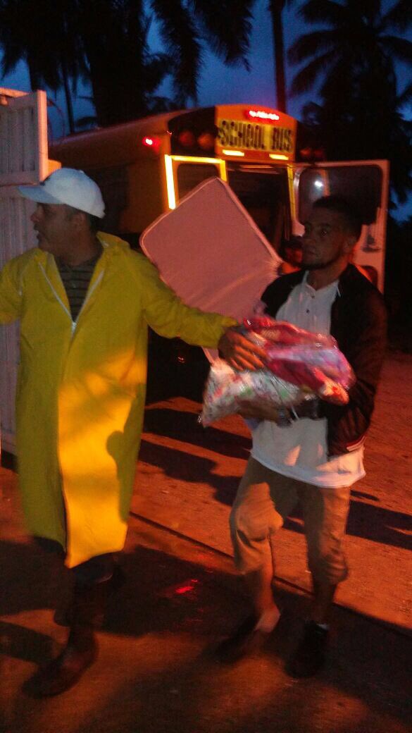 PlansocialRD's tweet photo. Albergue habilitado por @DefensaCivilRD en Majagua, Samaná. Desplazados reciben colchonetas, sábanas y mosquiteros. #HuracánMaríaRD https://t.co/zGsViYZtz5