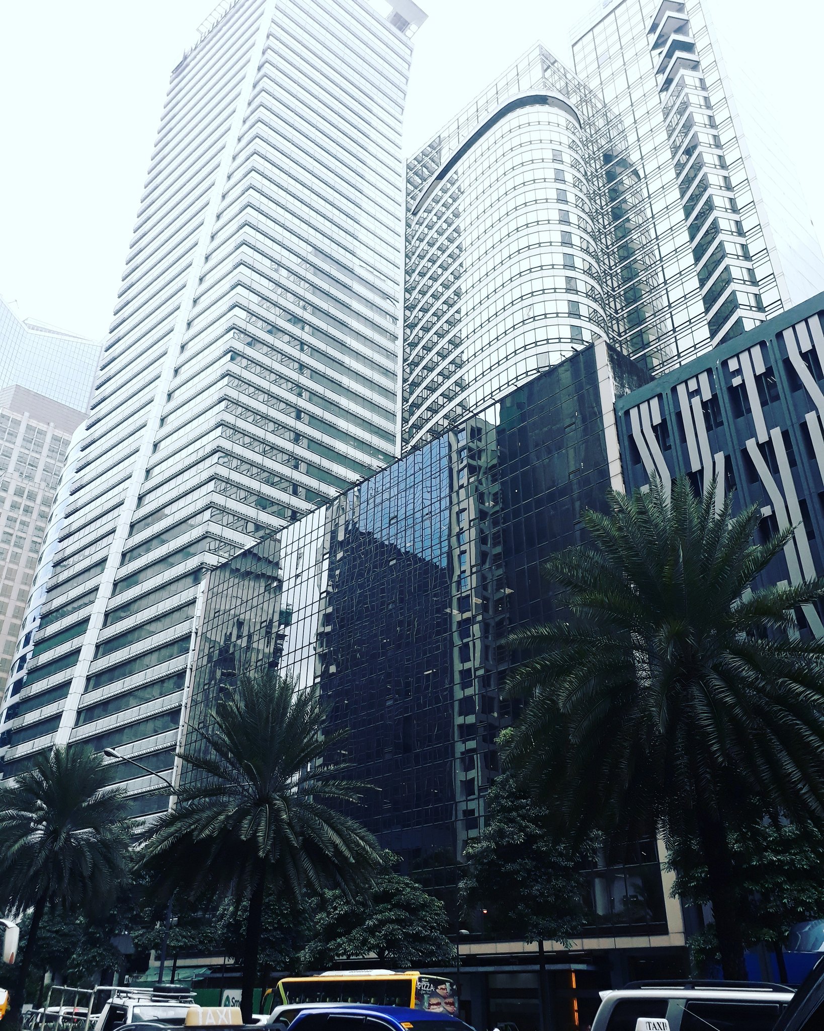 O Xrhsths Gensai フィリピン就職 Sto Twitter マカティ このアヤラ通りには世界の名だたる企業 ホテル などがブランチを構えています 超高層ビルだらけで東京と全く変わらないですね まだまだ暑いです そしてフィリピン経済もまだまだアツいです フィリピン