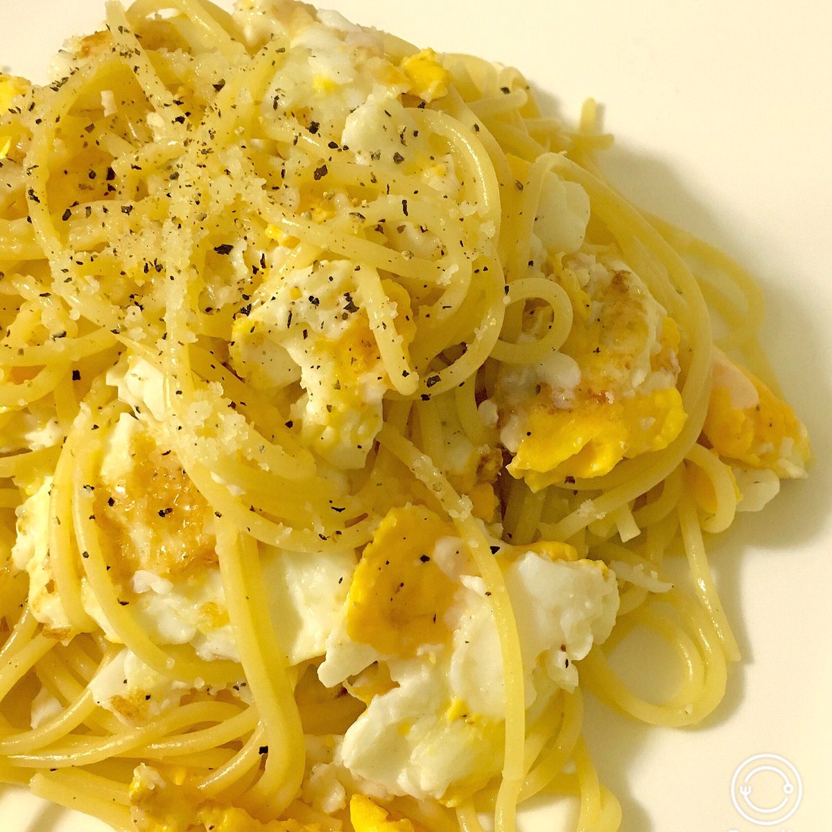 望月淳一 En Twitter 昨晩のまかない Spaghetti Del Poverello スパゲティ デル ポヴェレッロ 貧乏人の スパゲティと言われてる料理で 主な材料は卵 パルメジャーノ スパゲティーのみのシンプルな構成 でもこれが旨いんだよな T Co