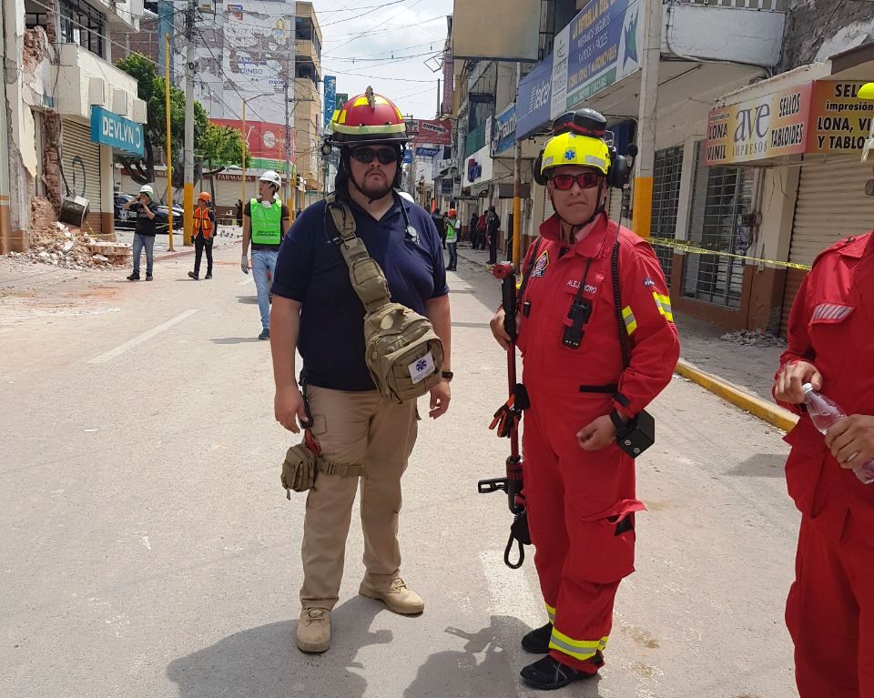 SaludZapopan's tweet photo. En coordinación con instituciones rescatistas, establecimos un puesto médico para brindar atención permanente a los damnificados por #sismo https://t.co/lCUl00y2eO