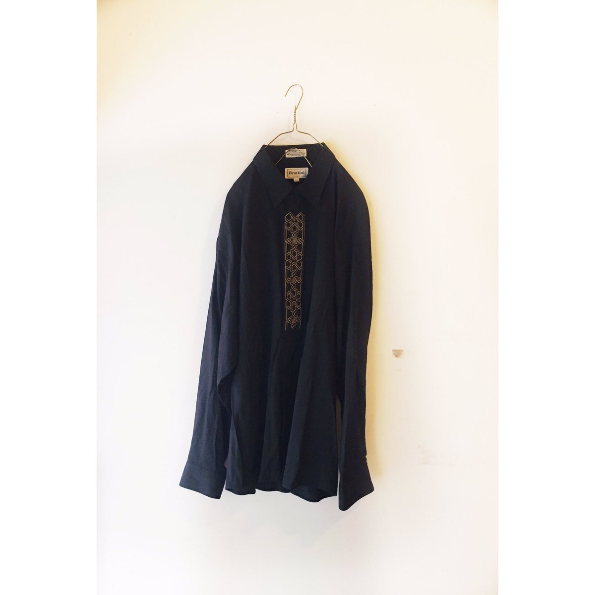 GOYURURITO1's tweet photo. 【フォロワー1500人記念プレゼント】
.
【応募方法】
このツイートをRT&amp;このアカウントをフォローしていただいている方1名様にプレゼント
.
黒ベースに金の刺繍がかっこいい一枚
.
【期日９月３０日】
.
ハロウィン版ショップフォトカードも◎
.
���着屋GOYURURITO https://t.co/w5oiKejsRG