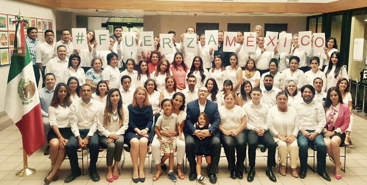 fdelatg's tweet photo. #FuerzaMexico todo el equipo de @ConsulMexDal 🇲🇽Dallas #ContigoalaDistancia #SiempreUnidos #MexicoEstaEnPie #SomosMexico #OrgulloMx https://t.co/gl7jJFLgsr
