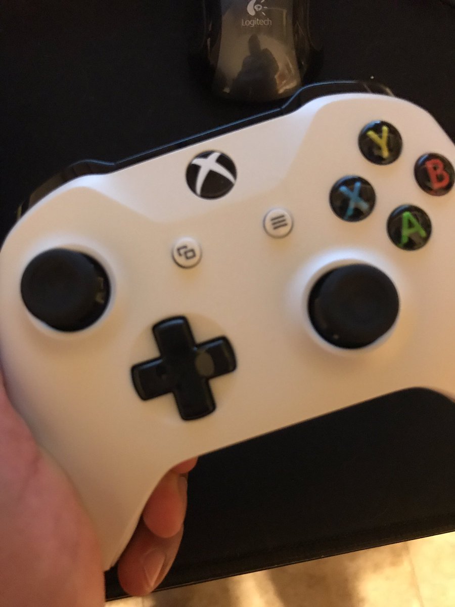 guapograms's tweet photo. ...and now I am the proud owner of a wireless Xbox one controller #byelady #nosleep https://t.co/laOPe6O0c9
