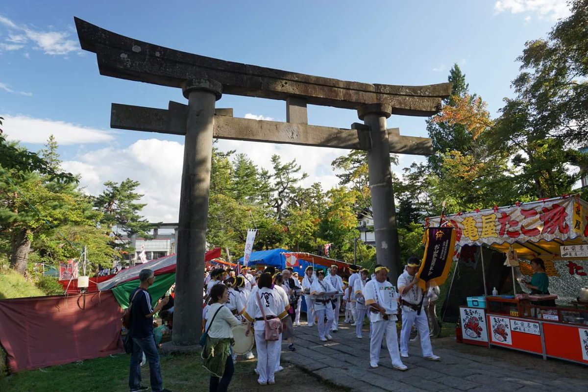 Nori 岩木山神社のお山参詣 2日目宵山の様子 お山 参詣は 旧暦の8月1日に開催される 五穀豊穣 家内安全 を祈願する行事だそうです 旧暦8月1日である朔日山 ついたちやま では集団で岩木山神社 の奥宮がある岩木山山頂からご来光を拝みます お山参詣