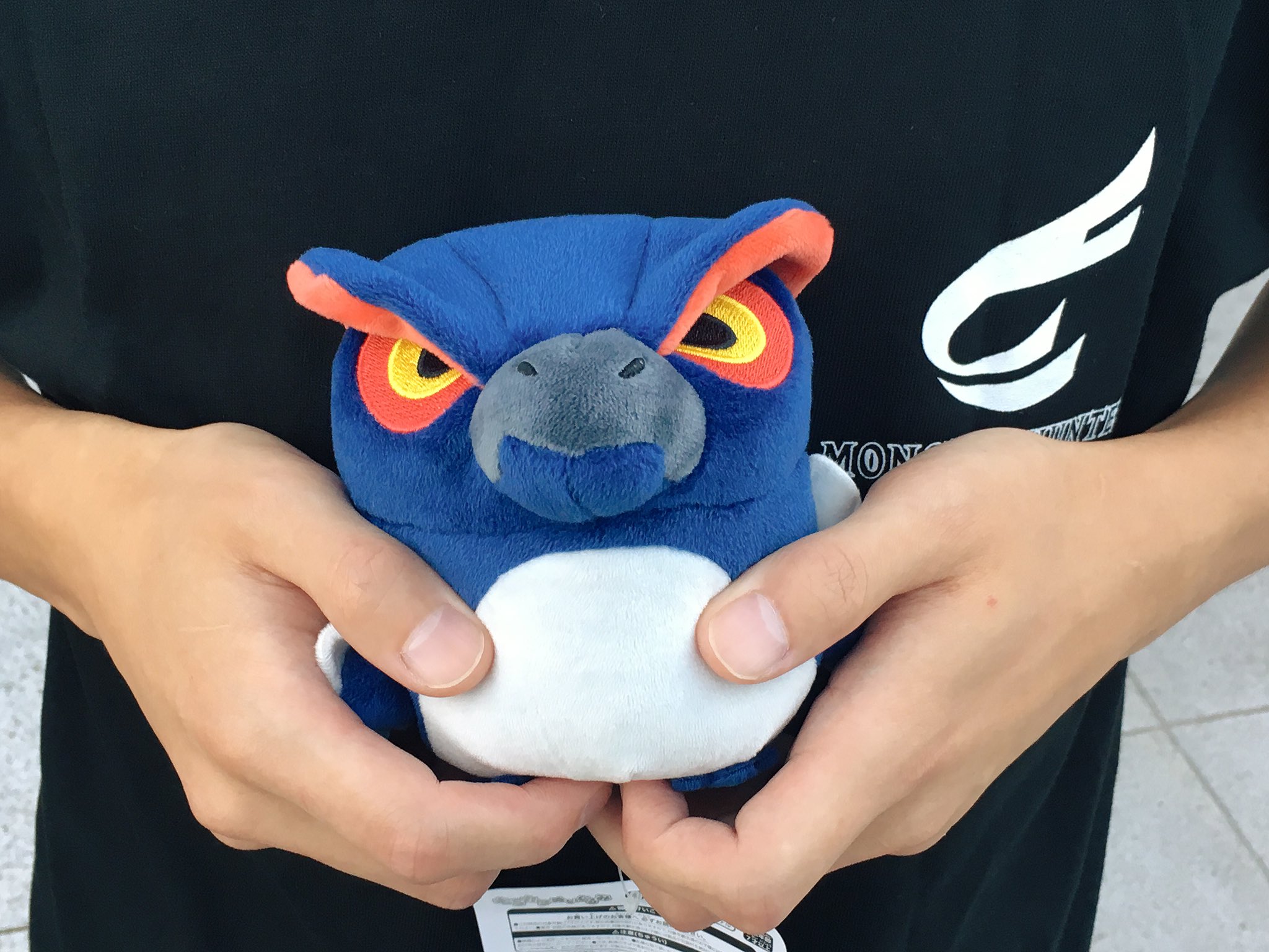 Twitter 上的 ｖジャンプ編集部 会場で先行販売されていた モンハンワールドのtシャツともちカワぬいぐるみのナルガクルガ買いました ナルガめっちゃかわいくて感触も気持ちいい ワールドは明日試遊体験してきます 動画も撮ります ミヤザッティ Mhworld