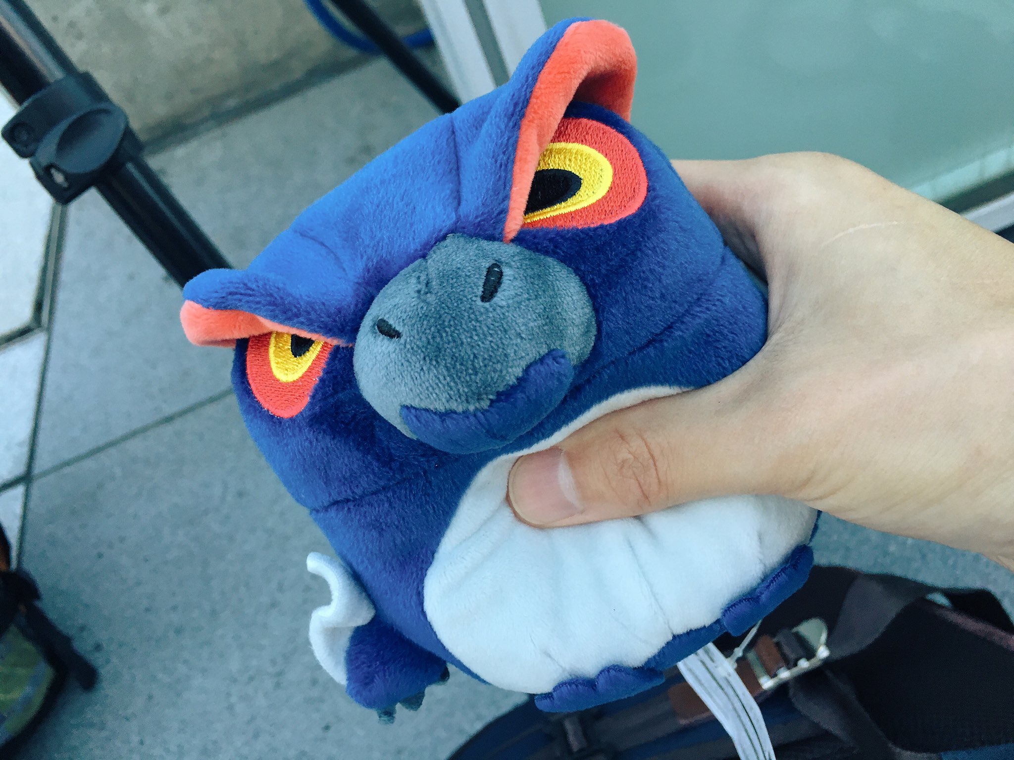Twitter 上的 ｖジャンプ編集部 会場で先行販売されていた モンハンワールドのtシャツともちカワぬいぐるみのナルガクルガ買いました ナルガめっちゃかわいくて感触も気持ちいい ワールドは明日試遊体験してきます 動画も撮ります ミヤザッティ Mhworld