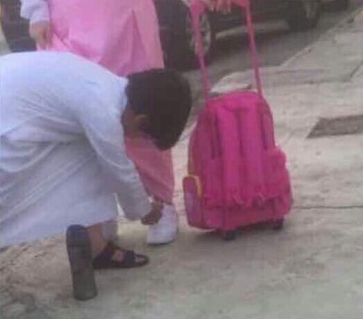 هي عزوته في مقبلات الليالي
وهي عزها بين الرجال وذراها
.
اخته ويرخص لجلها كل غالي
ماهي غريبه يوم يربط حذاها