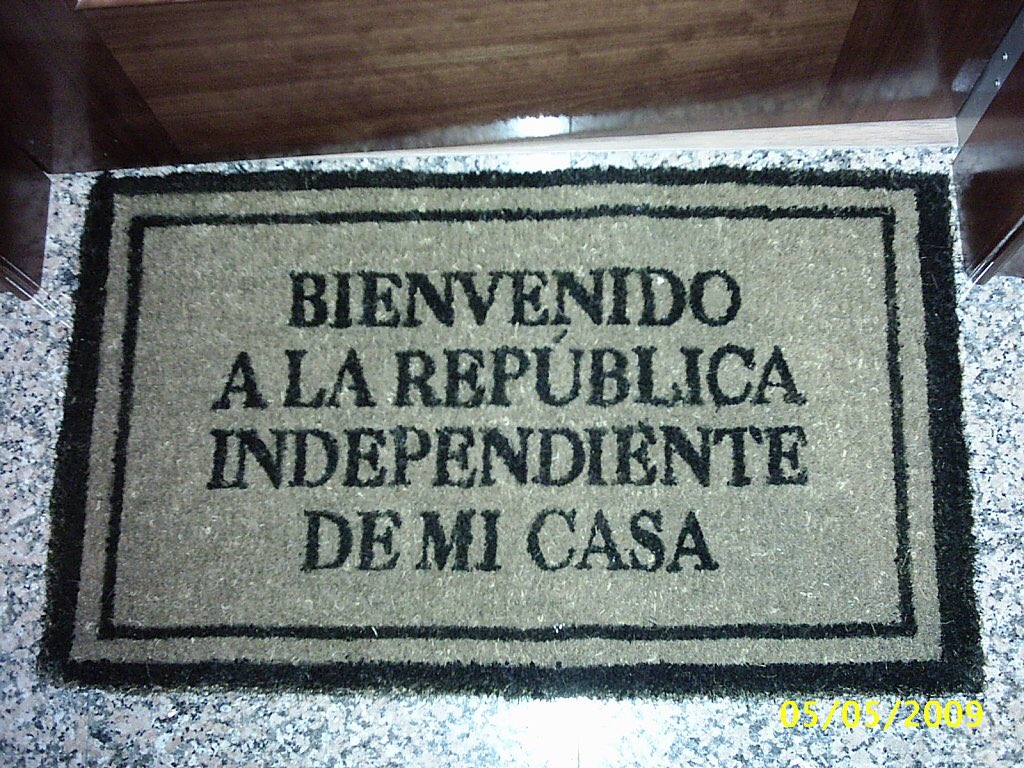 JL69's tweet photo. La Guardia Civil incauta 5000 felpudos en un IKEA de Barcelona.
#ProtestasCatalunyaARV https://t.co/SQHtZnA1Q7