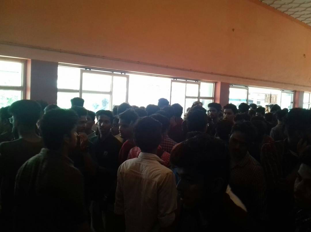 iamsameerDQ's tweet photo. #croud @ #talipparamba 😘
#kannur #parava 😗😗🕊🕊
@dulQuer ikka😚 https://t.co/1fCb29axnf