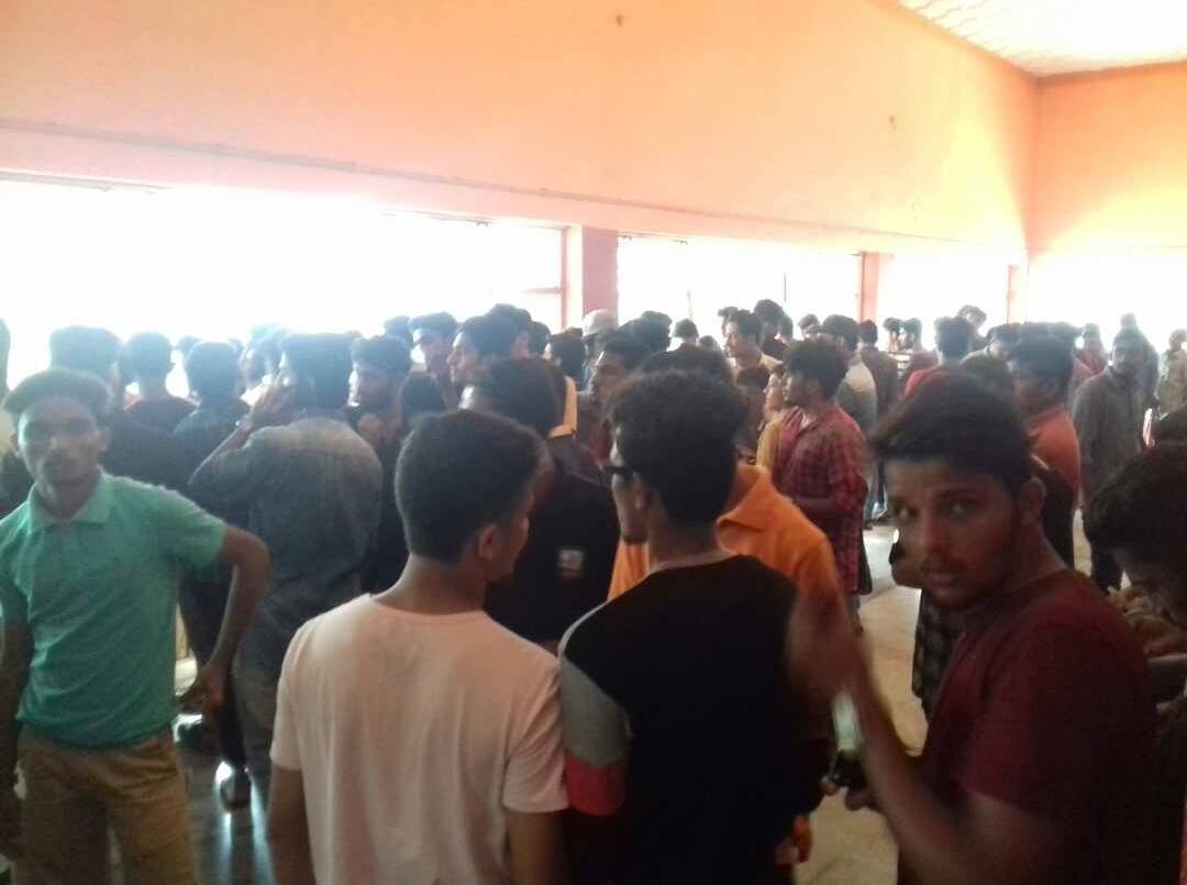 iamsameerDQ's tweet photo. #croud @ #talipparamba 😘
#kannur #parava 😗😗🕊🕊
@dulQuer ikka😚 https://t.co/1fCb29axnf